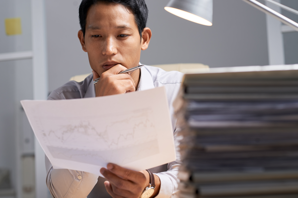 자기관리를 결심했지만 계획을 지키지 못해 고민하는 모습